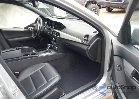 2014 Mercedes-Benz C 250 Luxury/Sport z USA, uszkodzony, nr VIN WDDGF4HBXEG232877